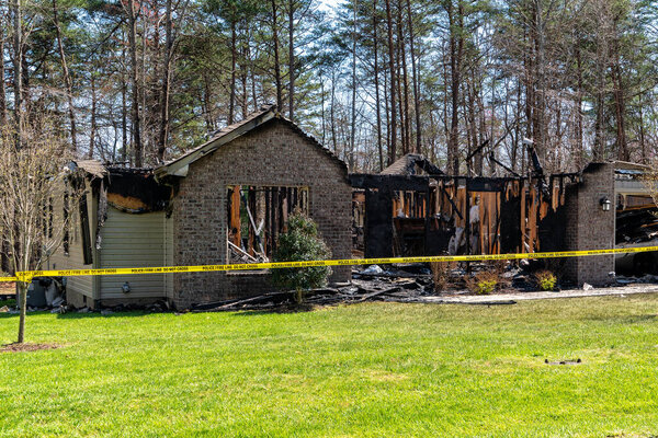 Останки пожара, повредившего дом одинокой семьи