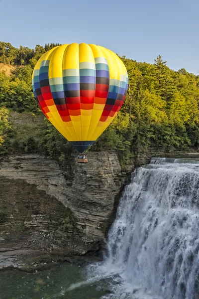 Balonem w środku wypada na równi Państwa letchworth — Stok fotoğraf