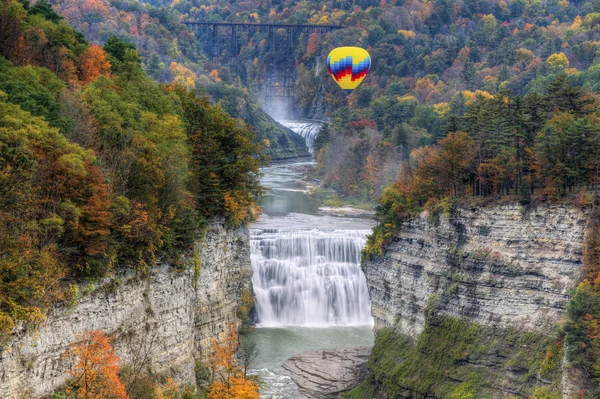 Hot Air Balloon Over The Middle Falls At Letchworth State Park — Stock Photo, Image
