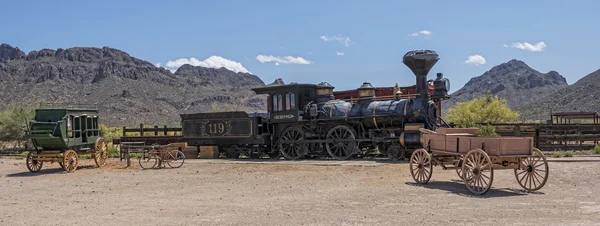 Oude westerse stoommachine en Stage Coach — Stockfoto