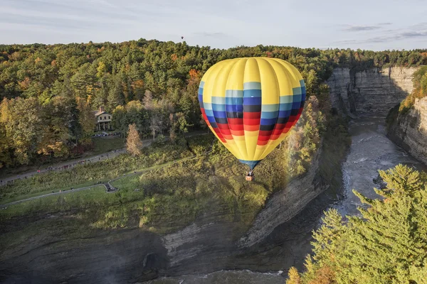 Heißluftballon im letchworth State Park — Stockfoto