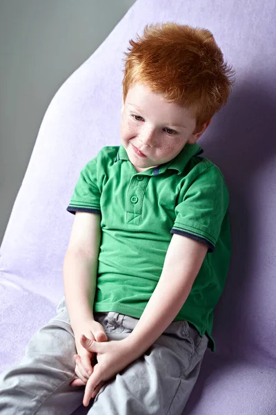 Bonito vermelho cabelos sardenta menino no verde t-shirt esperando para médico no médico escritório — Fotografia de Stock