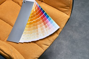 Renk tonunu seçmek için renk tekerleği paleti. Sarı arka planda çeşitli renkler var. İç mimari aracı.