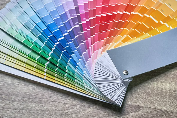 ペイントトーンを選択するためのカラーホイールパレット。コピースペース付きの木製のテーブルの背景に様々な色。インテリアデザイナーツール. — ストック写真