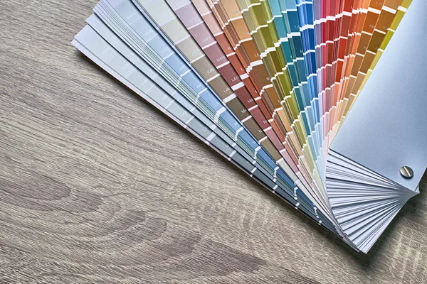 Paleta de roda de cores para escolher o tom de pintura. Várias cores em fundo de mesa de madeira com espaço de cópia. Ferramenta de design de interiores. — Fotografia de Stock