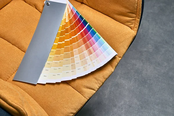 Paleta de roda de cores para escolher o tom de pintura. Várias cores no fundo da cadeira amarela. Ferramenta de design de interiores. — Fotografia de Stock