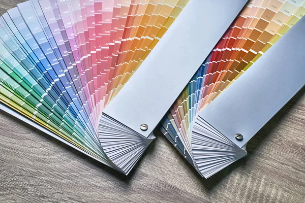 Tavolozza delle ruote colori per la scelta del tono della vernice. Vari colori su sfondo tavolo in legno con spazio copia. Strumento interior designer. — Foto Stock