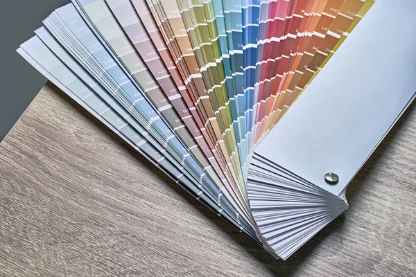 Paleta kolorów kół do wyboru odcień farby. Różne kolory na drewnianym tle stołu z przestrzenią do kopiowania. Narzędzie do projektowania wnętrz. — Zdjęcie stockowe