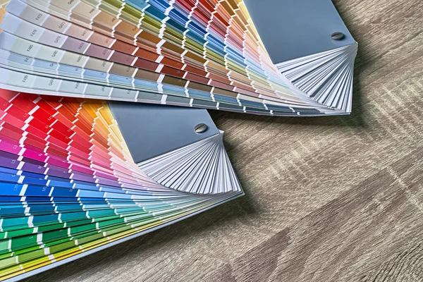 페인트 톤을 선택하기 위한 색상환 팔레트. 목판 배경에는 복사 공간이 있는 다양 한 색상들이 있다. 내부 디자이너 도구. — 스톡 사진