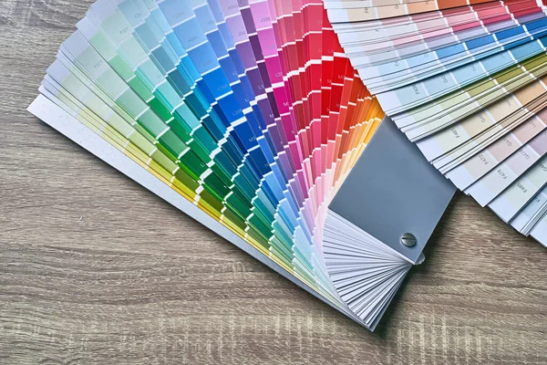 Χρωματική παλέτα τροχού για την επιλογή τόνου χρώματος. Διάφορα χρώματα σε ξύλινο τραπέζι φόντο με αντίγραφο χώρο. Εργαλείο σχεδιαστών εσωτερικών χώρων. — Φωτογραφία Αρχείου
