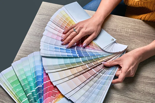 Kolor koła do wyboru tonu farby. Dłonie projektantki wnętrz współpracującej z paletą do wyboru kolorów. Koncepcja procesu twórczego. Porównywanie wariantów z odpowiadającymi barwami. — Zdjęcie stockowe