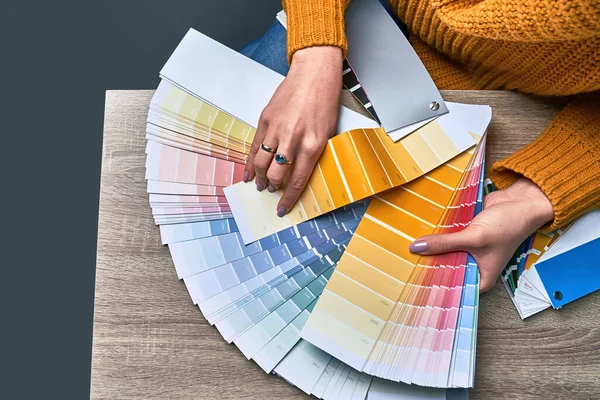 Kolor koła do wyboru tonu farby. Dłonie projektantki wnętrz współpracującej z paletą do wyboru kolorów. Koncepcja procesu twórczego. Porównywanie wariantów z odpowiadającymi barwami. — Zdjęcie stockowe