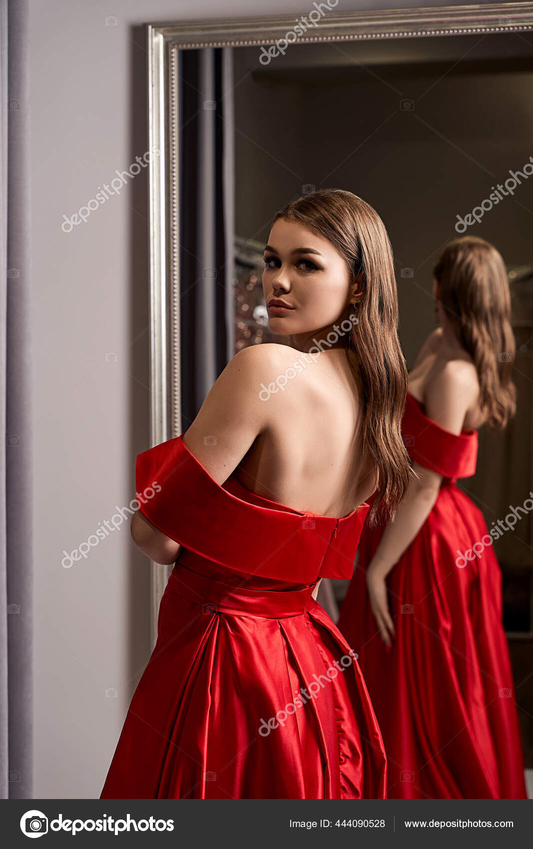Duas jovens meninas bonitas vestindo um full-length escuro vermelho chiffon  vestido de baile de formatura