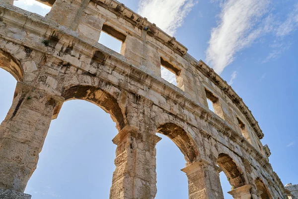 Oude Romeinse amfitheater arena ruïnes in Pula, Kroatië. — Stockfoto