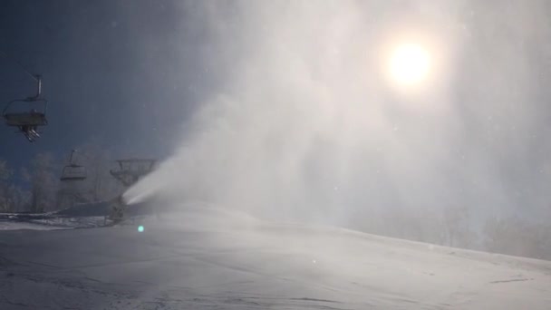 Snökanon på väg att snöa i skidbacken — Stockvideo