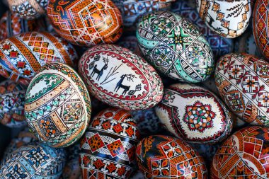 Kosmach, Ukrayna 'dan geleneksel desenli renkli yumurtalar.