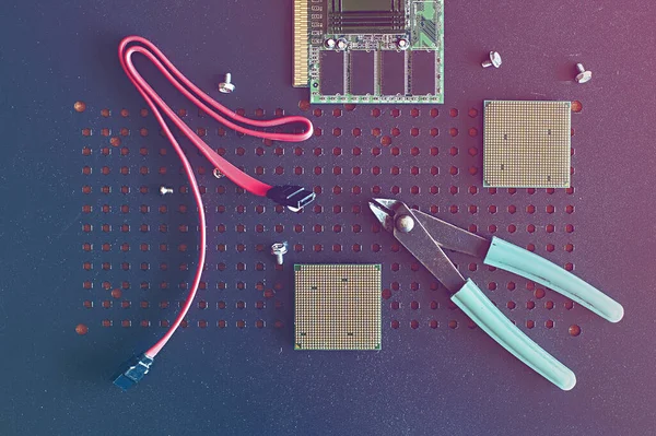 Table of a computer support engineering team with tools pictured in flat lay style with a color filter — Stock Photo, Image