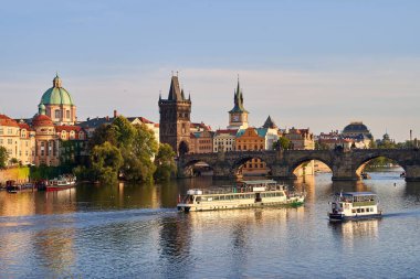 Çek Cumhuriyeti Prag 'da Vltava Nehri' ni geçen Charles Köprüsü