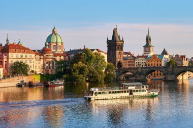 Çek Cumhuriyeti Prag 'da Vltava Nehri' ni geçen Charles Köprüsü