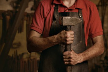 Profesyonel ağır çekiçli demirci atölyede