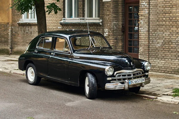 Vintage μαύρο αυτοκίνητο GAZ-M20 Pobeda κυκλοφόρησε περίπου 1950 στην ΕΣΣΔ σταθμευμένο στο δρόμο — Φωτογραφία Αρχείου