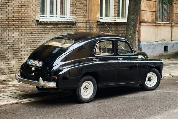 Vintage μαύρο αυτοκίνητο GAZ-M20 Pobeda κυκλοφόρησε περίπου 1950 στην ΕΣΣΔ σταθμευμένο στο δρόμο — Φωτογραφία Αρχείου