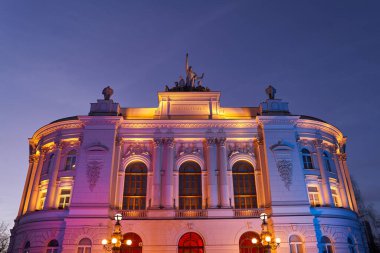 Varşova Teknoloji Üniversitesi 'nin ana binası alacakaranlıkta renkli ışıklarla aydınlatıldı. Varşova, Polonya.