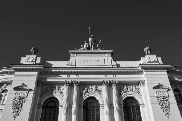 Facciata superiore dell'edificio principale dell'Università di Tecnologia di Varsavia in bianco e nero — Foto Stock