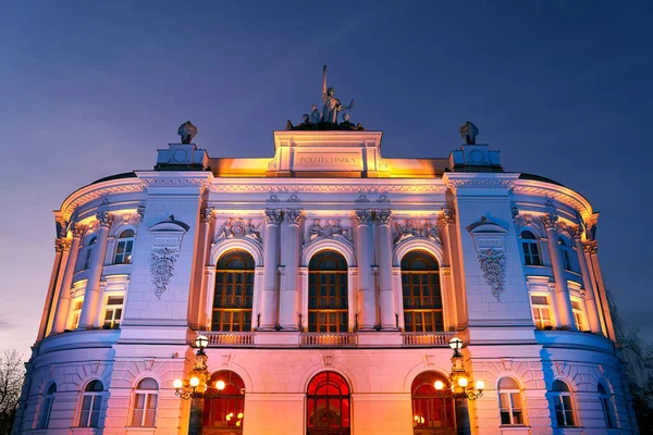 L'edificio principale dell'Università della Tecnologia di Varsavia al tramonto illuminato da luci colorate. Varsavia, Polonia. — Foto Stock