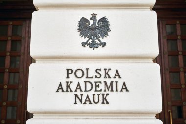 Varşova, Polonya, 15 Kasım 2018: Polonya arması ve Polonya Bilim Akademisi 'nin Staszic Sarayı' ndaki plakası, kurumun genel merkezi.