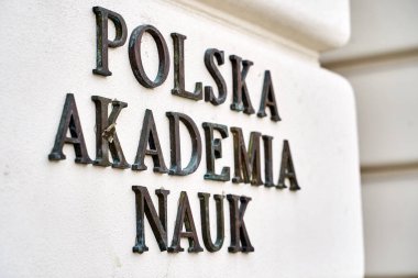 Varşova, Polonya, 15 Kasım 2018: Polonya Bilim Akademisi 'nin Staszic Sarayı' ndaki plakası, kurumun genel merkezi