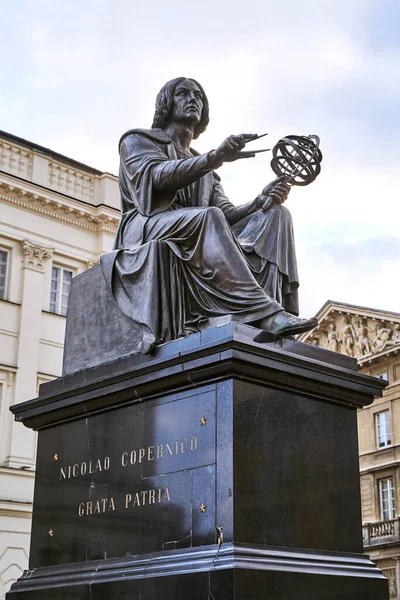 Varšava, Polsko, 15. listopadu 2018: Památník Nicolause Koperníka před Staszičovým palácem, sídlo Polské akademie věd — Stock fotografie