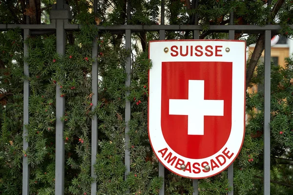 Varsovia, Polonia, 15 de noviembre de 2018: Escudo de armas suizo en la valla de la embajada de Suiza — Foto de Stock