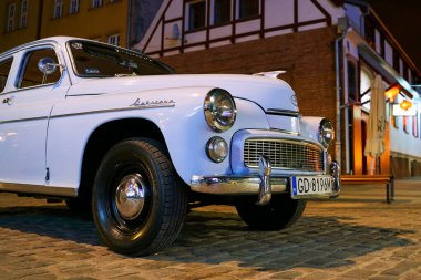 Gdansk, Polonya, 4 Ekim 2018: Eski model beyaz FSO Warszawa arabası 1965 yılında Polonya 'nın Varşova kentinde piyasaya sürüldü.
