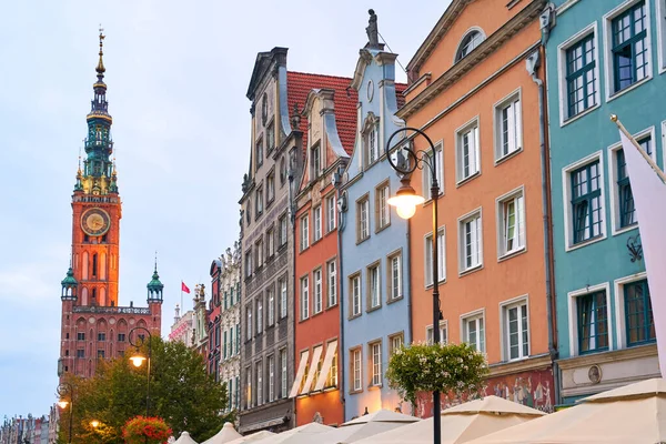 Casas antigas bonitas, incluindo a Câmara Municipal de Dlugi Targ ou o Mercado Longo, a principal atração turística de Gdansk, Polônia. — Fotografia de Stock