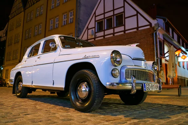 Gdansk, Polonya, 4 Ekim 2018: Eski model beyaz FSO Warszawa arabası 1965 yılında Polonya 'nın Varşova kentinde piyasaya sürüldü. — Stok fotoğraf