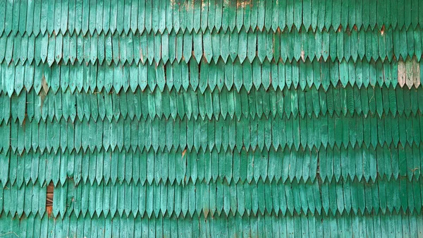 Eski yeşil ahşap kiremit duvar arka planı — Stok fotoğraf