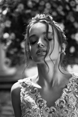 Pembe elbiseli güzel Avrupalı kızların yakın plan portresi.