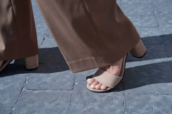 Yüksek topuklu süet sandaletler ve eski tarz İspanyol paça pantolonlar giyerek pedikürden sonra güzel kadın ayakları. Kendine güvenen bir adım at..