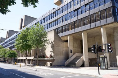 Londra, İngiltere - 3 Temmuz 2025: Bedford Yolu 'ndan UCL Eğitim Enstitüsü. Londra 'nın Camden ilçesindeki Denys Lasdun ve Ortakları tarafından listelenen ikinci sınıf bir binadır..