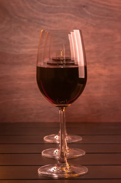 Three red wine glasses in a row — Stock Photo, Image