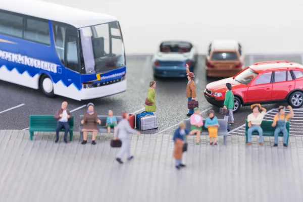 Viajeros en miniatura en una estación de autobuses — Foto de Stock