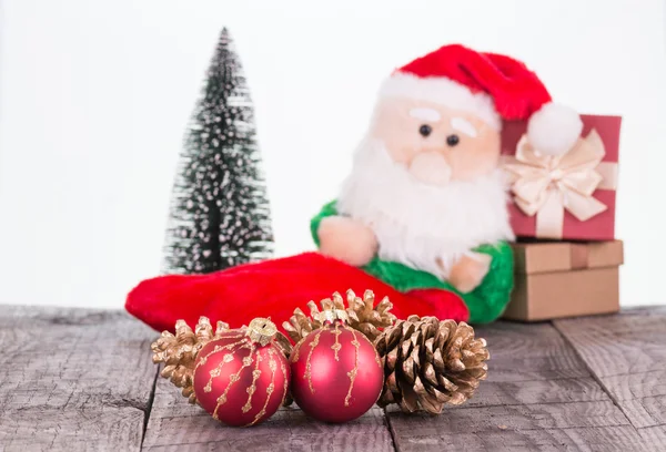 Papai Noel brinquedo encostado contra presentes de Natal close up — Fotografia de Stock