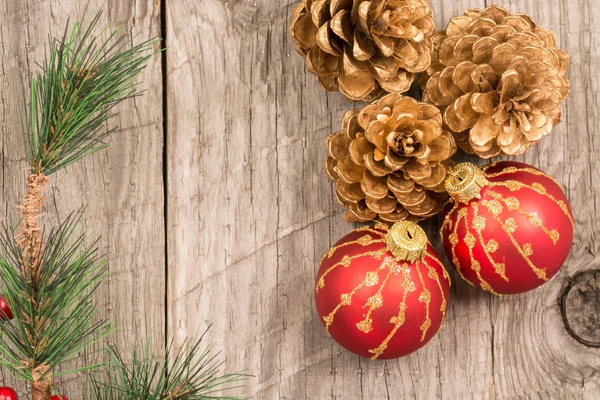 Bola de Navidad y conos de pino dorado — Foto de Stock