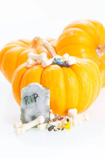 Halloween Concept Met Miniatuur Mensen Pompoenen Grafsteen Botten Snoep Witte — Stockfoto
