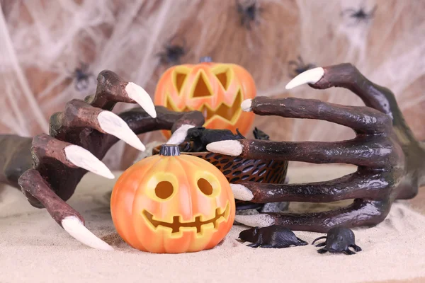 Halloween witch hands and Jack O' lantern pumpkins close up — Stock Photo, Image