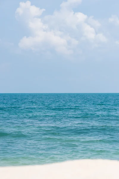 Playa de arena y fondo azul marino — Foto de Stock