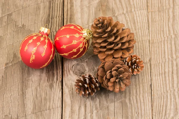 Bolhas de Natal e cones de pinho — Fotografia de Stock