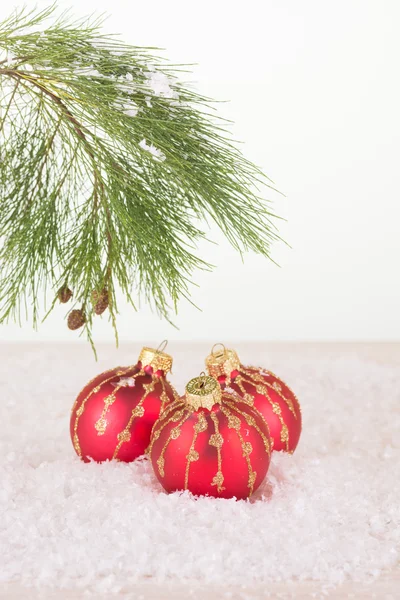 Rote Christbaumkugeln mit Tannenzweig — Stockfoto