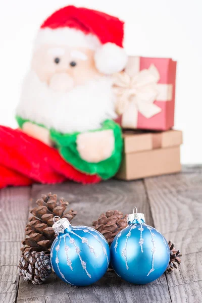 Julgranskulor och Santa Claus leksak närbild — Stockfoto